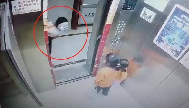 介绍个信用网网址_两幼童电梯里遭面具人吓哭介绍个信用网网址，对方多次阻止电梯门关闭！家长已带孩子看心理医生