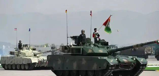 正版皇冠信用网开户_地面战斗爆发正版皇冠信用网开户，国产VT-4坦克迎来首战：SH-15卡车炮全线碾压印军