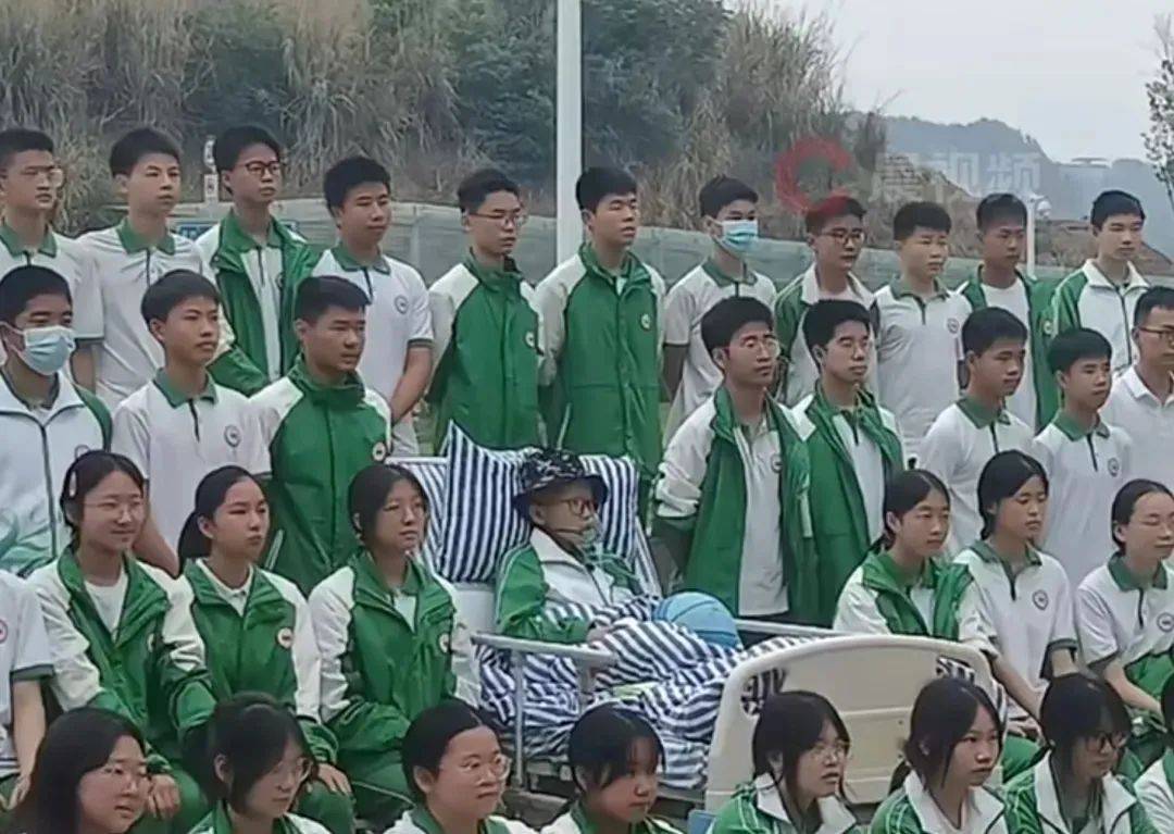 美國女子職業籃球即時比分_痛心！他走了美國女子職業籃球即時比分，年仅15岁，刚刚拍完毕业照