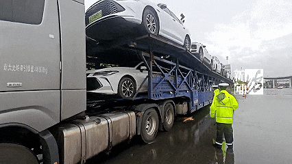 巴黎圣日耳曼v博塔福格RJ _上海高速惊现52米“贪吃车”巴黎圣日耳曼v博塔福格RJ ！民警惊了：你这不是火车啊！