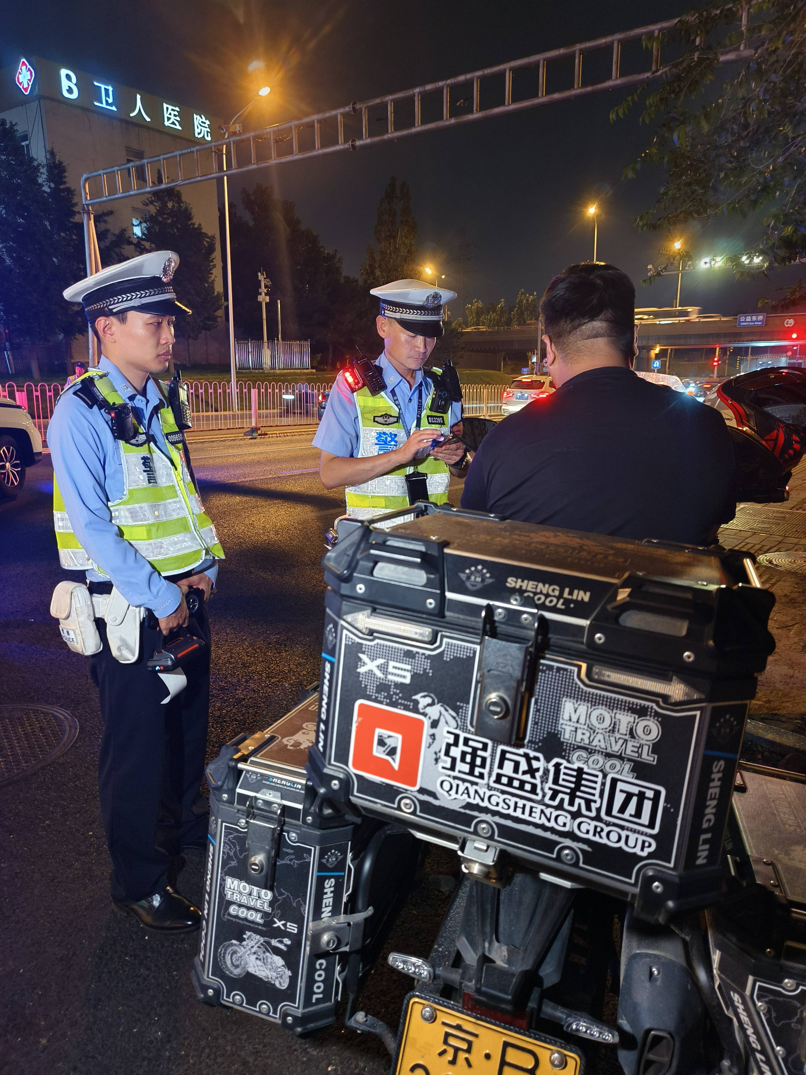 皇冠信用网登2_北京警方夜查皇冠信用网登2，京B摩托车进四环被当场拦下
