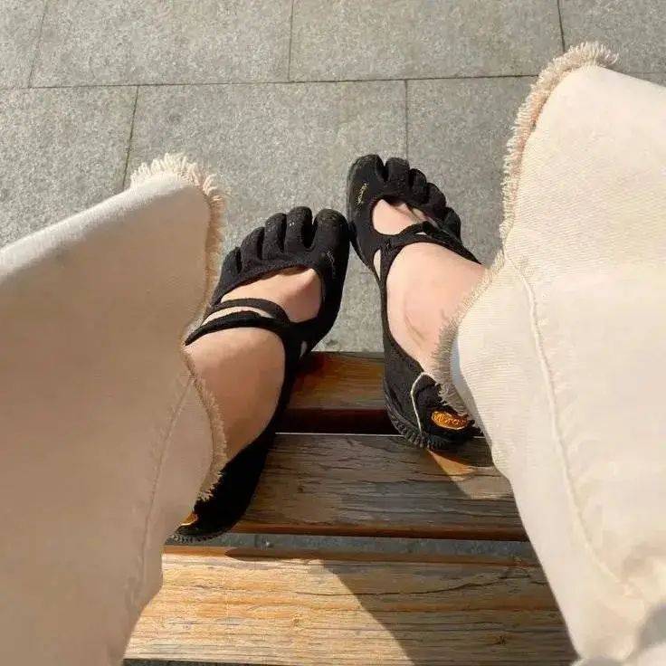 皇冠信用盘注册开户_年轻人正在用丑鞋踹翻全世界