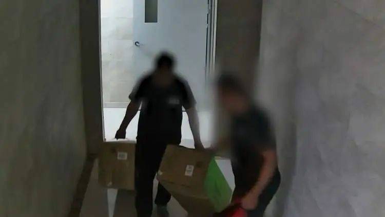 皇冠体育App下载_男子为方便施工队装修新家皇冠体育App下载,将钥匙放楼道消防栓内,致刚买的家电全部不翼而飞!