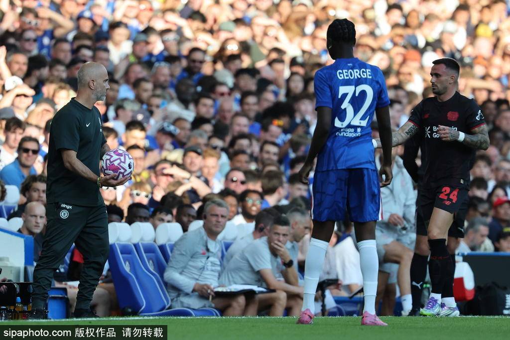 切尔西vs水晶宫
_错失绝杀!桑托斯无人防守打门离谱高出切尔西vs水晶宫
,场边的马雷斯卡抱头无奈