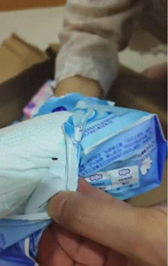 皇冠信用網_洁婷卫生巾被曝打开包装全是死虫子