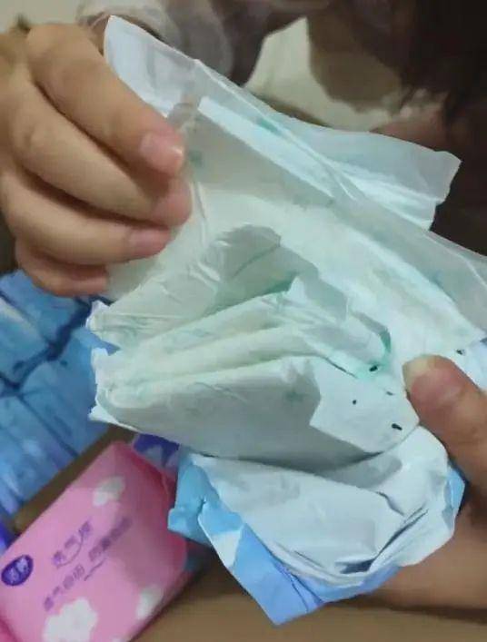 皇冠信用網_洁婷卫生巾被曝打开包装全是死虫子