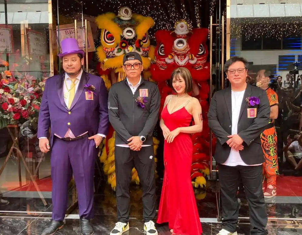 卡斯迪隆vs萨拉戈萨_44岁苍井空惊艳亮相香港娱乐场所开幕式卡斯迪隆vs萨拉戈萨，超深V礼服尽显魅力