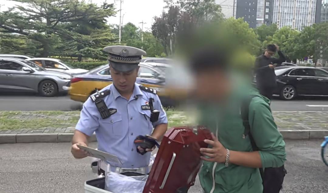 皇冠信用盘如何注册_“你明白吗?”北京街头一驾驶员连怼交警皇冠信用盘如何注册!交警:我不明白