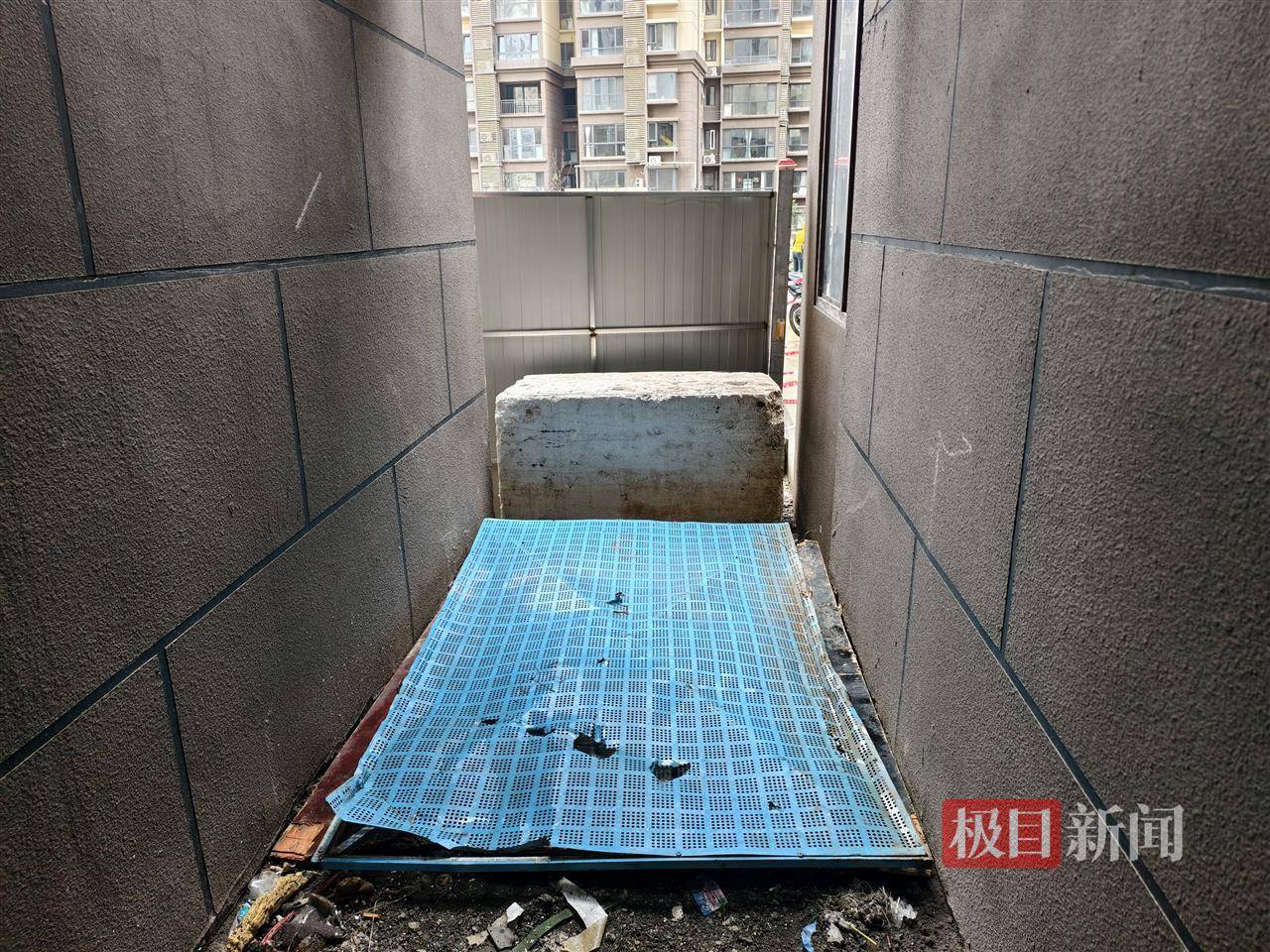 皇冠信用网会员账号_西安11岁男孩玩耍时坠入10多米深井身亡皇冠信用网会员账号，井口外连夜设置围挡，警方等部门介入调查