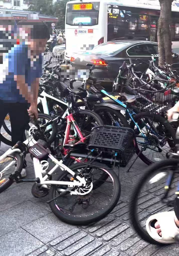 皇冠信用网押金多少_深圳一医院门口被指“举步维艰”皇冠信用网押金多少！整治后记者实探:仍很堵