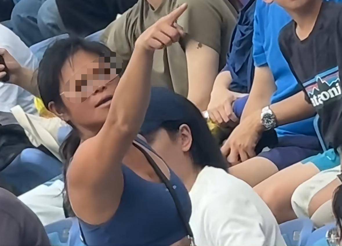 皇冠信用網会员注册网址_女子酒后观看上海大师赛多次尖叫被抬走处罚皇冠信用網会员注册网址！主办方发提醒