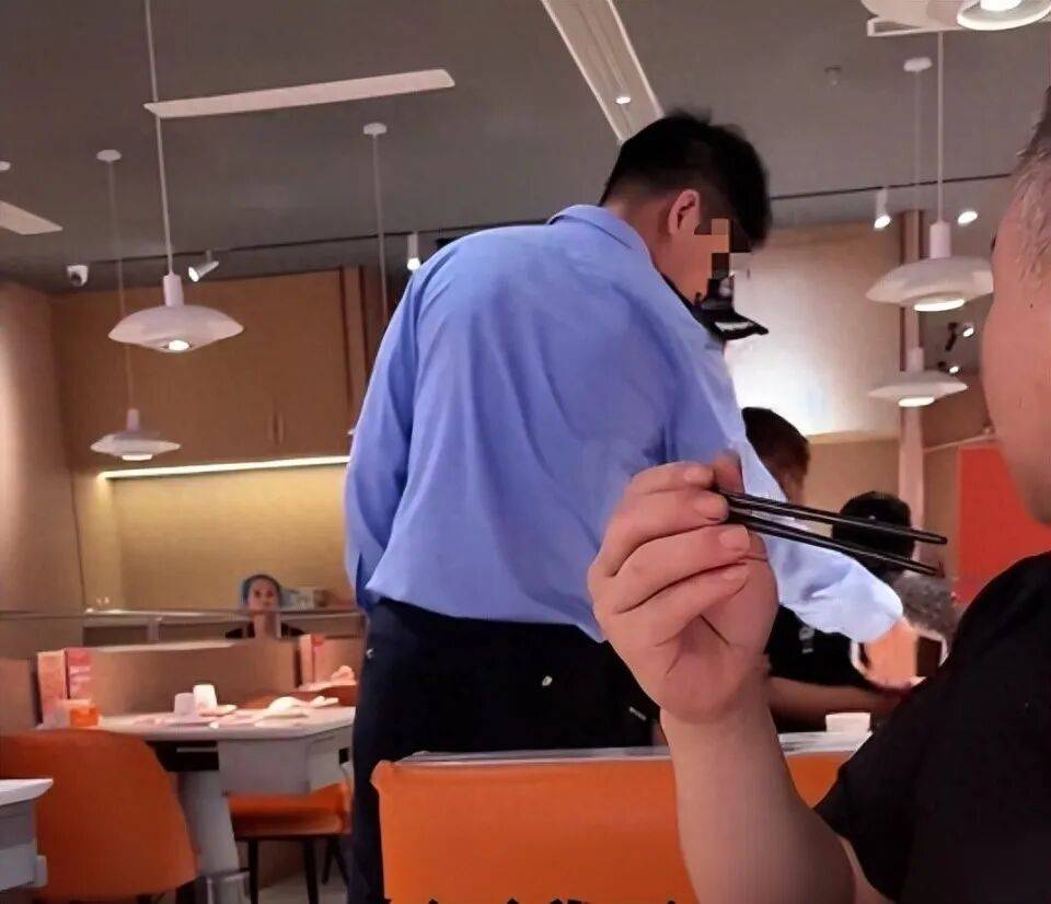 怎么开皇冠信用网_小伙和女友餐厅吃饭怎么开皇冠信用网，被民警赶来戴铐带走；警方回应：其女友与一离家女孩“撞脸”，错抓已道歉