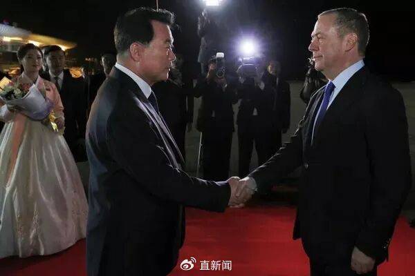 皇冠信用网账号_梅德韦杰夫抵朝鲜时发帖:朋友依然相伴皇冠信用网账号,敌人则瑟缩颤抖