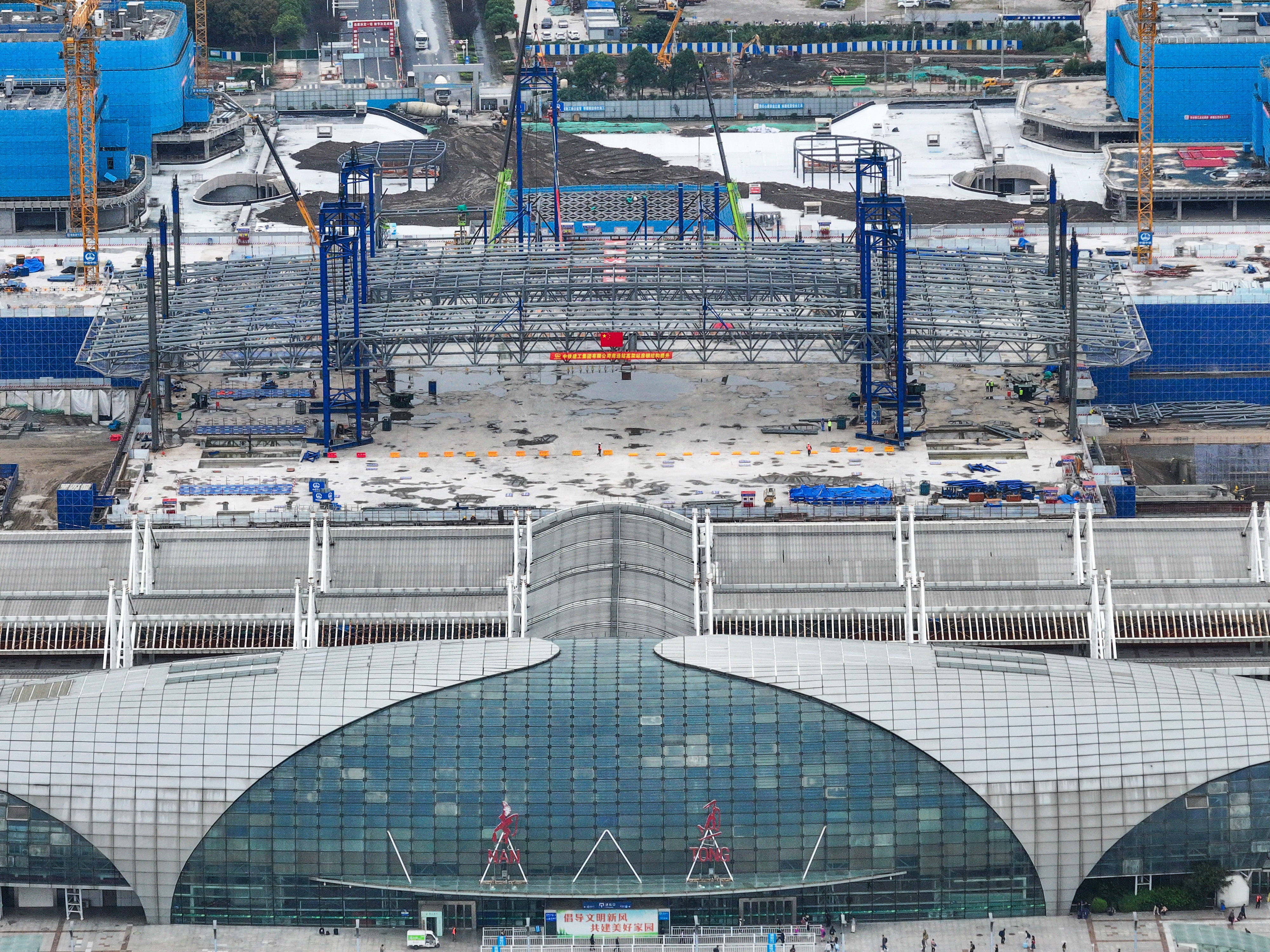 皇冠皇冠信用平台
_新建上海至南京至合肥高铁南通站高架站房钢结构顺利提升