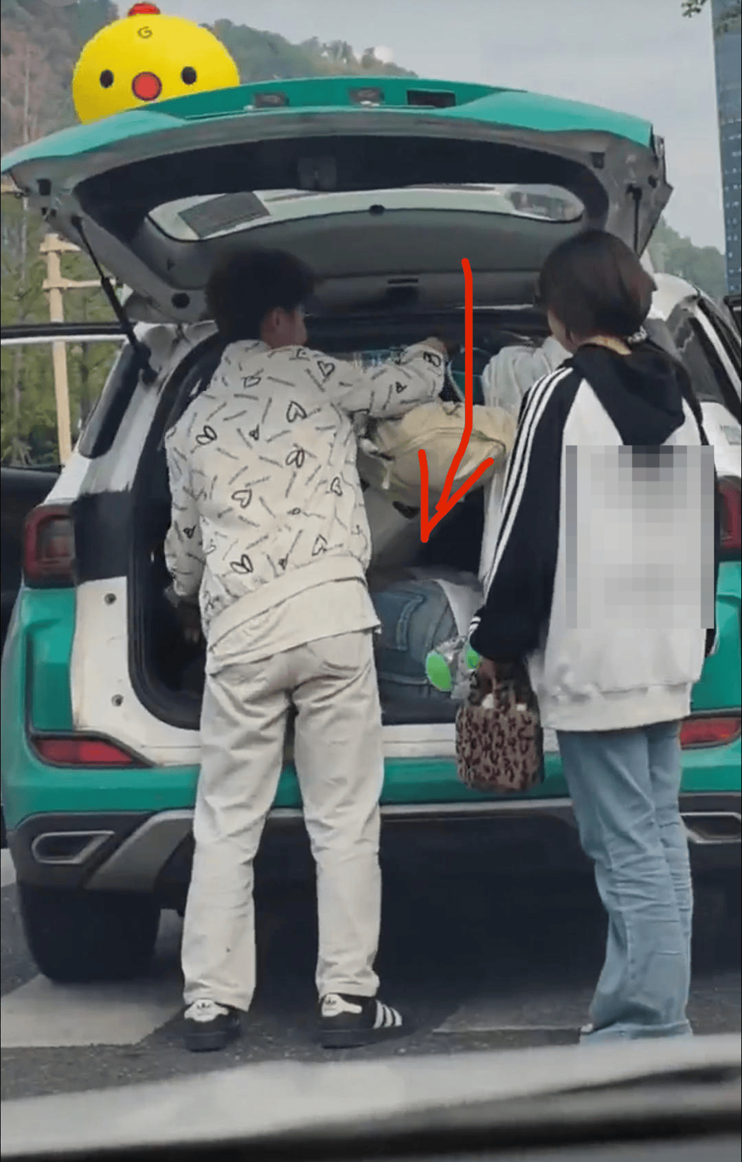 如何代理皇冠信用盘
_市民反映一乘客钻进出租车后备厢躲超载 宜宾警方:正在寻找当事乘客如何代理皇冠信用盘
,其行为涉嫌违法