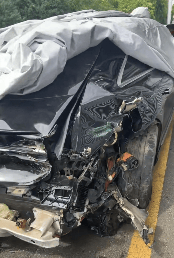 皇冠信用網会员开户
_女高管花67万买的奔驰今年投保52万皇冠信用網会员开户
，被严重追尾后几乎报废，对方全责其保司却只赔24万：按二手车市场价评估