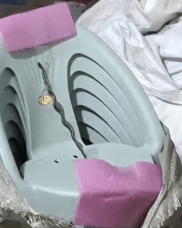 皇冠信用网结算日是哪天
_太吓人！云南女子网购塑料凳皇冠信用网结算日是哪天
，拆开竟发现一条蛇被胶带粘在椅子上！还在动