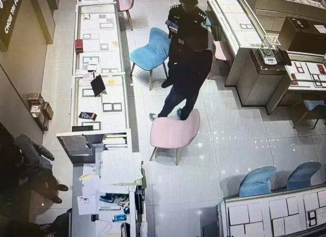 皇冠信用网代理怎么申请
_股市套现170万元后皇冠信用网代理怎么申请
，杭州男子豪购300克金条！老板当场报警……