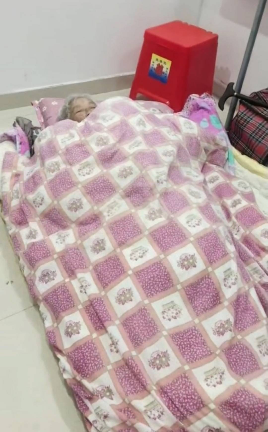 克里夫兰骑士 vs 波特兰开拓者_江苏南通94岁老人被发现在楼道打地铺克里夫兰骑士 vs 波特兰开拓者，社区：子女轮流赡养，可能送来时人不在家