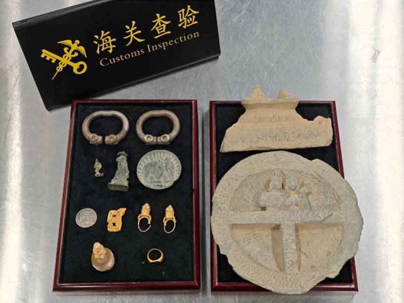 皇冠信用網登3代理_外籍男子携带多件文物出境被查皇冠信用網登3代理！包括水晶包金小型舍利塔等