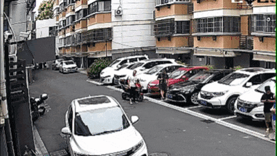 皇冠信用网怎么开户
_砰!浙江女子刚坐进车里皇冠信用网怎么开户
,一把菜刀砸在眼前,随后剪刀又飞来