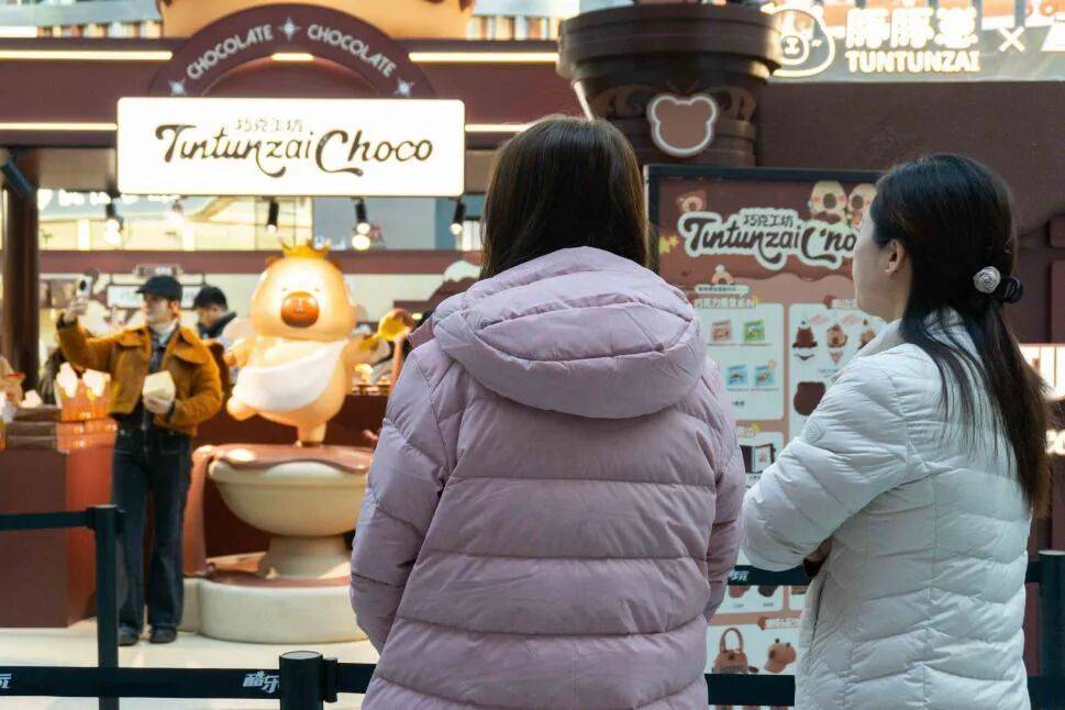 法甲在哪里看直播_“排骨羽绒服”翻红:从老气“奶奶装”到冬季穿搭顶流