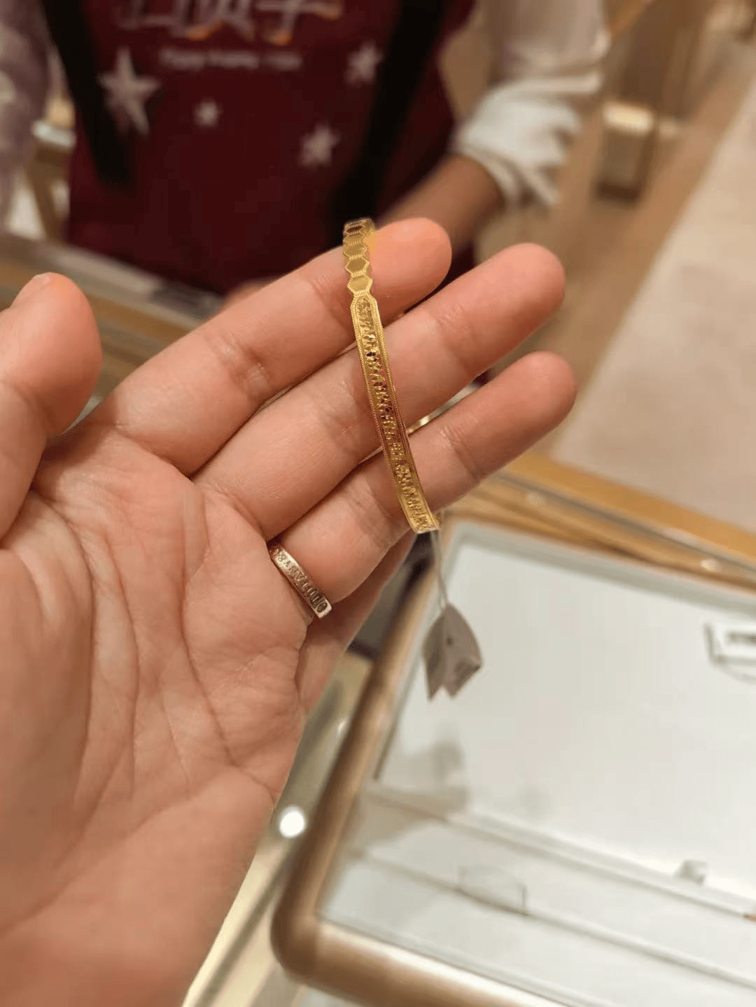 皇冠信用网结算日_金价疯了！水贝客流蒸发三分之一皇冠信用网结算日，海南黄金柜台选款排队两小时