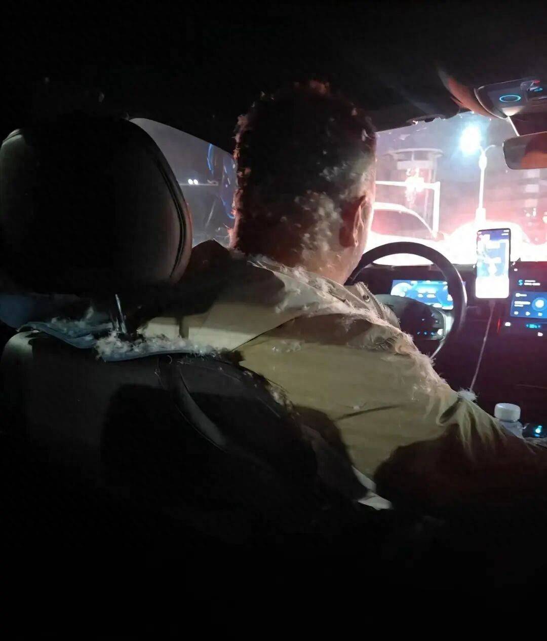 介绍个信用网网址_真“爆款”羽绒服介绍个信用网网址!男子坐网约车羽绒服突然“炸了”