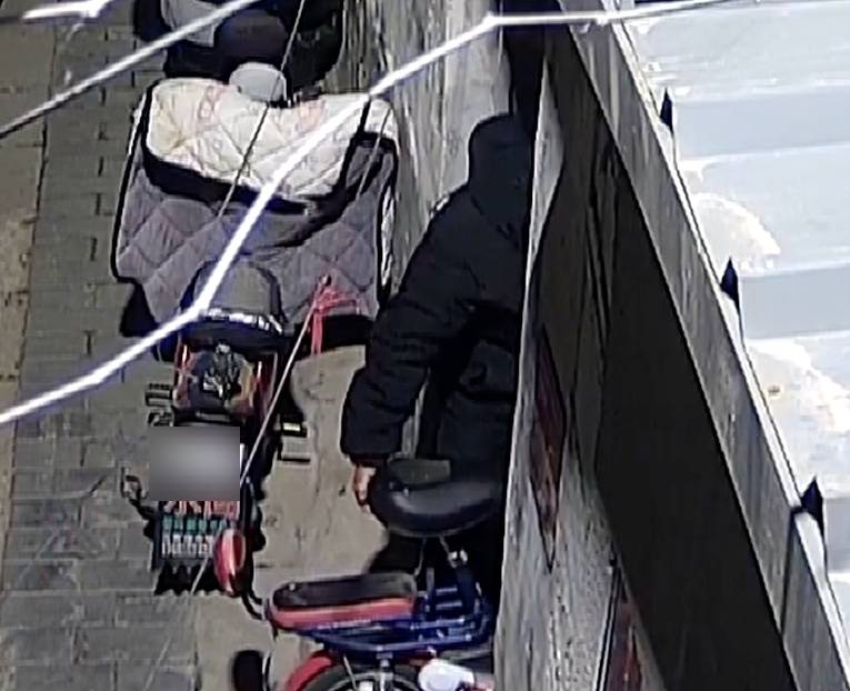 怎么申请皇冠信用网_北京一男子将人撞骨折后逃逸怎么申请皇冠信用网，事后称没时间报警：“怕她耽误我事”