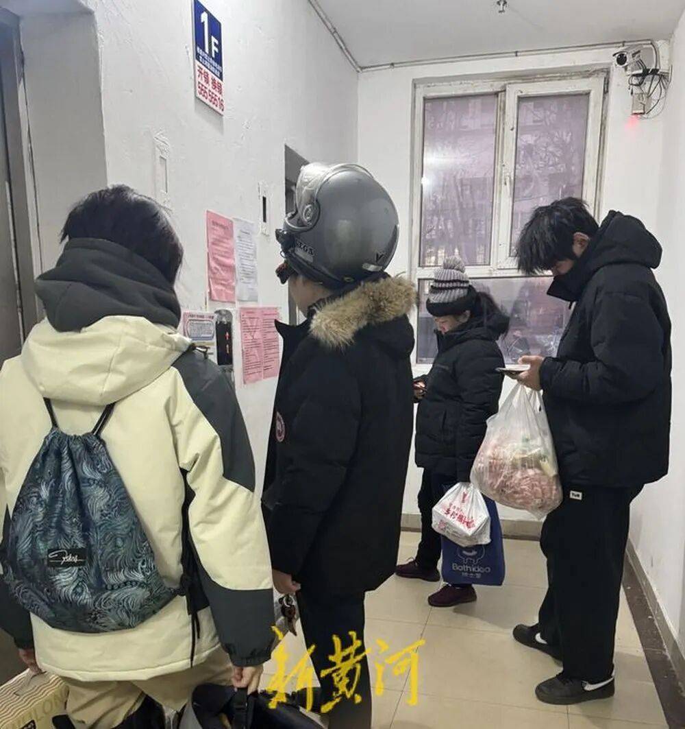 皇冠信用网代理申条件_济南一栋34层住户楼仅一台电梯运行皇冠信用网代理申条件，200余户居民陷“上下两难”，记者实测高峰期顶层下至1层用时超10分钟，多方回应