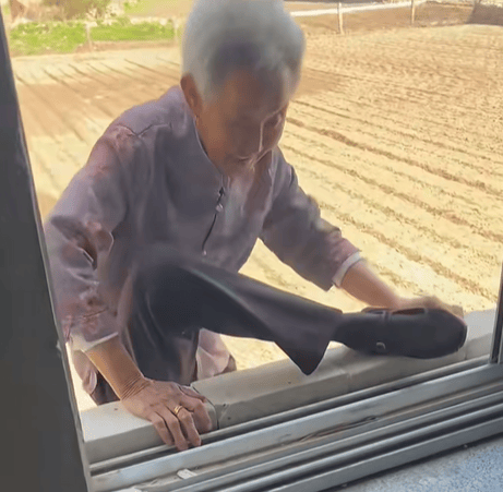 皇冠ag mos033_90岁姥姥为抄近路皇冠ag mos033，徒手翻墙回家，本人回应：我真出息呢