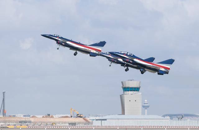 皇冠信用网登3代理_中国空军八一飞行表演队进行检验性飞行