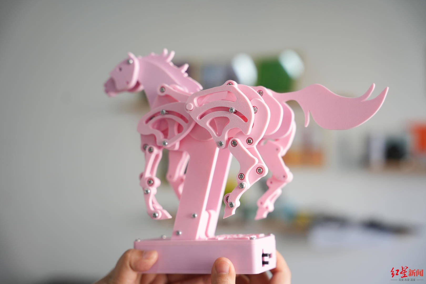 皇冠信用网怎么注册_春晚预热名场面皇冠信用网怎么注册!成都百万粉丝博主范十三带撒贝宁“御剑飞行”