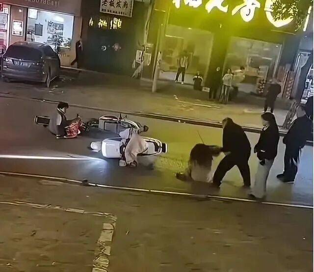 皇冠会员_河南平顶山夫妻当街殴打15岁女孩皇冠会员，官方通报：因电动二轮车碰撞引发口角，打人者刘某飞、韩某娜被采取刑事强制措施，案件正在进一步办理中