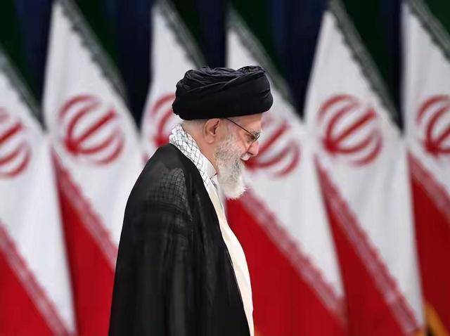 皇冠信用网账号申请 _一面黑色哀悼旗升起皇冠信用网账号申请 ，伊朗首个盟友参战，向以色列发射导弹，特朗普被坑惨了