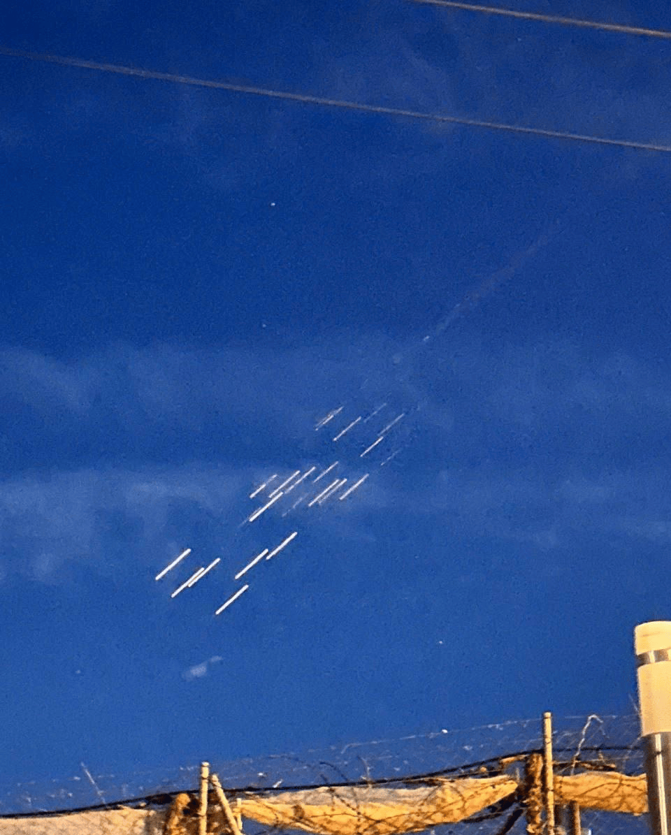 正网皇冠信用网 _破釜沉舟！伊朗发射子母弹猛轰正网皇冠信用网 ，击落37架无人机，中东被炸成火海