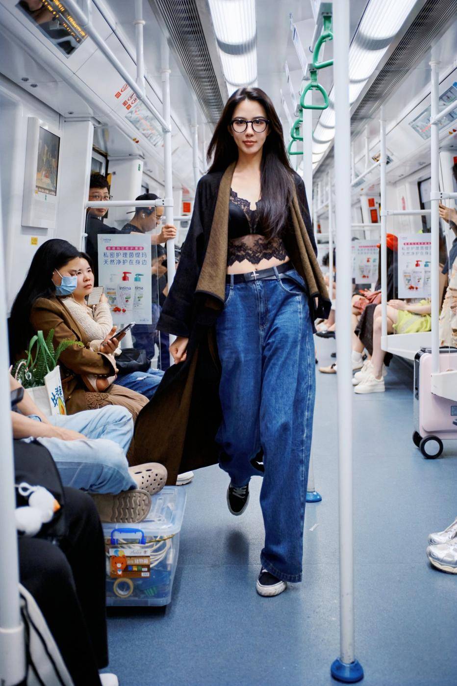 皇冠信用网登1_没看出来皇冠信用网登1！她们穿的竟然是内衣！地铁站里的这场快闪太敢了